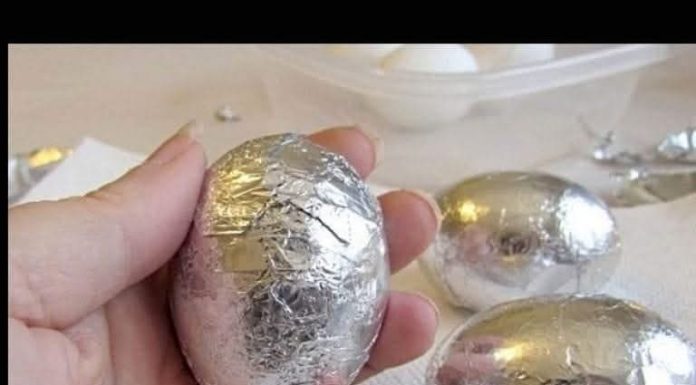 Ako tražite neke nove ideje o tome kako farbati jaja, onda će vam trebati aluminijska folija i standardna boja za jaja.