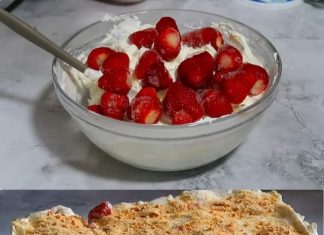 Napravite ovaj kolač sa jagodama i plazmom za 10 minuta, nije potrebno pečenje. Sastoji se od nekoliko sastojaka.