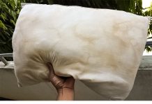 Otkrijte TRI učinkovite metode za uklanjanje tvrdokornih mrlja od znoja s jastuka i oprostite se od tih upornih žutih mrlja.