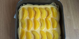 VOĆNI KOLAČ S BRESKVAMA: Kremast, ukusan i veoma jednostavan za pripremu