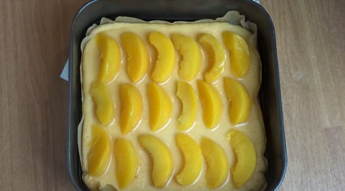 VOĆNI KOLAČ S BRESKVAMA: Kremast, ukusan i veoma jednostavan za pripremu