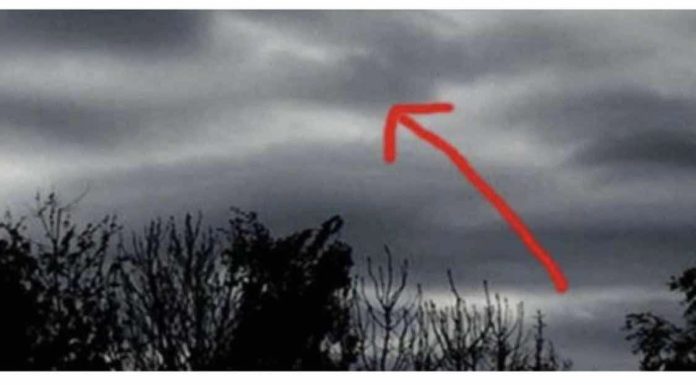 Čovjek Je Fotografsao Tamne 0blake, Kada Je Bolje Pogledao Sliku Trnci Su PREKRILI Njegovo Tijelo