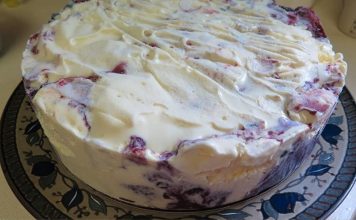 Prepustite se očaravajućoj poslastici sladoledne torte, upotpunjene vašim omiljenim voćem, spremne za uživanje u samo 10 minuta.