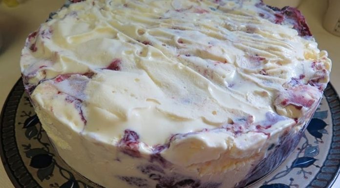 Prepustite se očaravajućoj poslastici sladoledne torte, upotpunjene vašim omiljenim voćem, spremne za uživanje u samo 10 minuta.