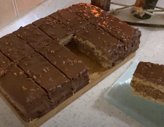 Prepustite se užitku kremastog kolača s orasima koji će vam se jednostavno topiti u ustima.