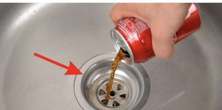 Vodoinstalater je preporučio tajni trik za odčepljivanje sudopera: izlijevanje Cole u odvod, što navodno pomaže u rješavanju problema.