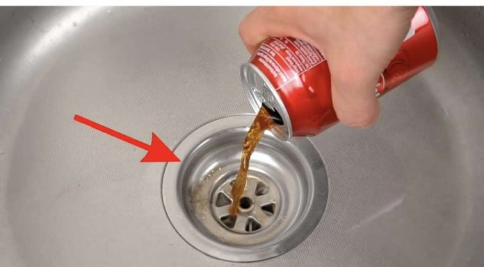 Vodoinstalater je preporučio tajni trik za odčepljivanje sudopera: izlijevanje Cole u odvod, što navodno pomaže u rješavanju problema.