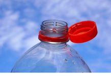 “A JA BIJESNA ŠTO MI ČEP UDARA U NOS” Sve vrijeme pogrešno otvarate NOVE FLAŠE, kad vidite ovaj GENIJALNI TRIK, oduševićete se (VIDEO)