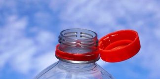 “A JA BIJESNA ŠTO MI ČEP UDARA U NOS” Sve vrijeme pogrešno otvarate NOVE FLAŠE, kad vidite ovaj GENIJALNI TRIK, oduševićete se (VIDEO)