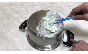 Prijatelj mi je pokazao TRIK kako brzo ukloniti svu prljavštinu i zagorenu masnoću sa lonaca: RAZLIKA je ogromna!