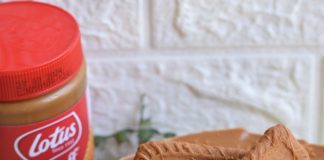 Prepustite se osvježavajućim okusima kremastog kolača od sira ukrašenog Lotus keksima, divnog deserta koji će razveseliti vaše nepce.