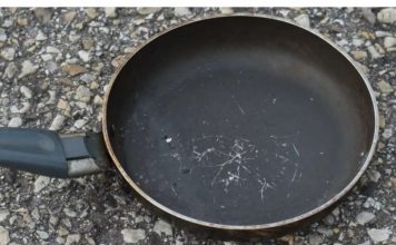 Izgrebana tava može ponovno izgledati kao nova sa samo jednim uobičajenim kuhinjskim predmetom koji svi posjeduju.