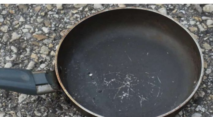 Izgrebana tava može ponovno izgledati kao nova sa samo jednim uobičajenim kuhinjskim predmetom koji svi posjeduju.