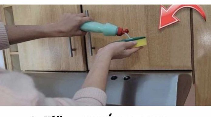 0dličan KUĆNI TRIK za čišćenje prljavih i masnih kuhinjskih 0rmarića u jednom potezu: Isprobano i odmah djeluje!