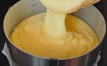 KOLAČ OD SAMO 3 SASTOJKA: Punih 10 godina OVO je najpopularniji recept na internetu, a razlog je FANTASTIČAN
