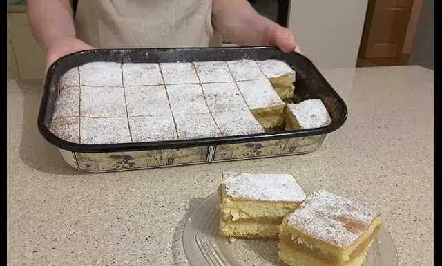 JEDNOSTAVNI KOLAČ NA ČAŠE SA JABUKAMA