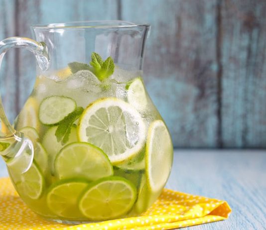 LIMUN U GAZIRANOJ VODI: JAK NAPITAK KOJI MOŽE SMANJITI I NAJŠIRI STRUK.