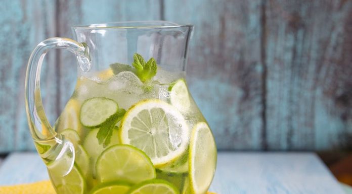 LIMUN U GAZIRANOJ VODI: JAK NAPITAK KOJI MOŽE SMANJITI I NAJŠIRI STRUK.