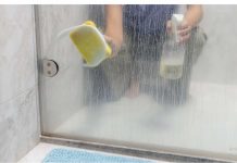 RASTORITE U TOPLOJ VODI I POPRSKAJTE STAKLO , SLAVINU I KADU