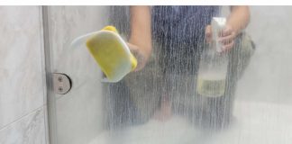 RASTORITE U TOPLOJ VODI I POPRSKAJTE STAKLO , SLAVINU I KADU