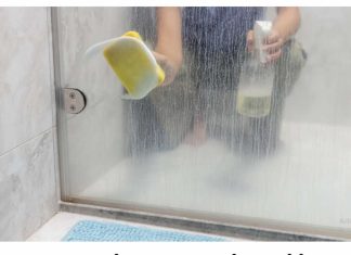 RASTORITE U TOPLOJ VODI I POPRSKAJTE STAKLO , SLAVINU I KADU