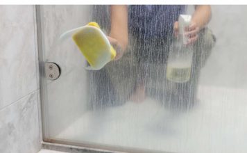 RASTORITE U TOPLOJ VODI I POPRSKAJTE STAKLO , SLAVINU I KADU