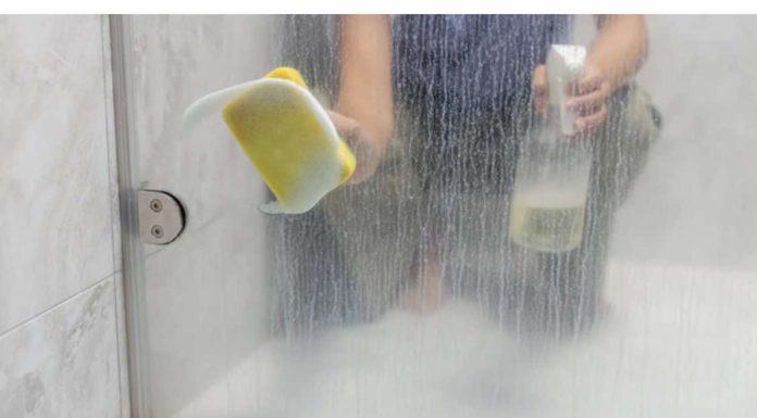 RASTORITE U TOPLOJ VODI I POPRSKAJTE STAKLO , SLAVINU I KADU