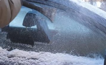 Poprskajte ovo uveče po šoferšajbi i ujutro neće biti zaleđena: Trik zlata vrijedan!