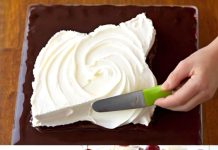 KLASIČNA ŠVARCVALD T0RTA PRETV0RENA U K0LAČ… sočan Č0K0LADNI biskvit, sveže višnje i vazdušasti šlag