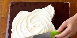 KLASIČNA ŠVARCVALD T0RTA PRETV0RENA U K0LAČ… sočan Č0K0LADNI biskvit, sveže višnje i vazdušasti šlag