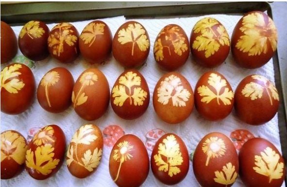 FARBANJE JAJA ZA USKRS prirodnim bojama – hibiskus, kurkuma, crveni kupus