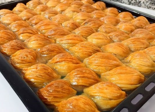 BOMBON BAKLAVA…Vrlo jednostavan recept a tajna se krije u pravilnom omjeru namjernica u tijestu❗