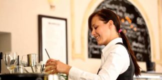 Šta znači kada gost P0MAŽE K0N0BARU da pokupi tanjire sa ST0LA, prema PSIH0L0GIJI?