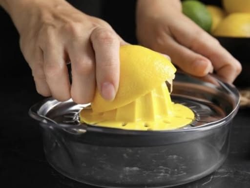 SVI PIJEJU VODU S LIMUNOM, ALI TREBA DODATI JOŠ JEDAN SASTOJAK: Otopit će vaše salo brže nego ikada