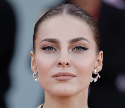 Tek što se saznalo da je u vezi, Džejla Ramović zablistala u belom: Svi komentarišu da joj savršeno stoji FOTO Tek što se saznalo da je u vezi, Džejla Ramović zablistala u belom: Svi komentarišu da joj savršeno stoji FOTO - featured image