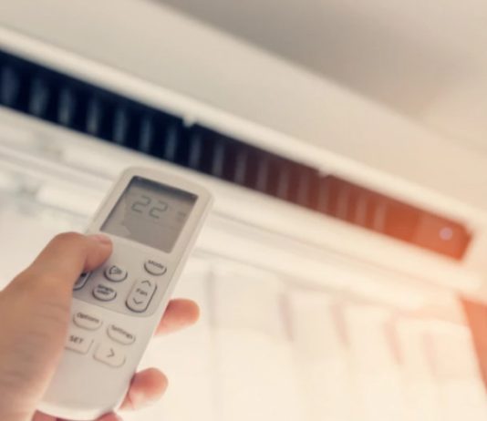 NA KOLIKO STEPENI KLIMA TROŠI NAJMANJE STRUJE? Ako uradite ovo, može raditi ceo dan NA KOLIKO STEPENI KLIMA TROŠI NAJMANJE STRUJE? Ako uradite ovo, može raditi ceo dan - featured image