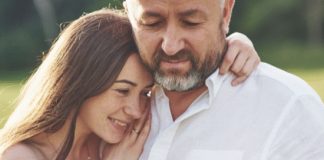 KAD ŽENA IZABERE MNOGO STARIJEG MUŠKARCA: Šta to znači i šta se krije iza toga? KAD ŽENA IZABERE MNOGO STARIJEG MUŠKARCA: Šta to znači i šta se krije iza toga? - featured image