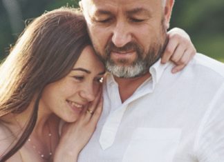 KAD ŽENA IZABERE MNOGO STARIJEG MUŠKARCA: Šta to znači i šta se krije iza toga? KAD ŽENA IZABERE MNOGO STARIJEG MUŠKARCA: Šta to znači i šta se krije iza toga? - featured image