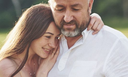 KAD ŽENA IZABERE MNOGO STARIJEG MUŠKARCA: Šta to znači i šta se krije iza toga? KAD ŽENA IZABERE MNOGO STARIJEG MUŠKARCA: Šta to znači i šta se krije iza toga? - featured image