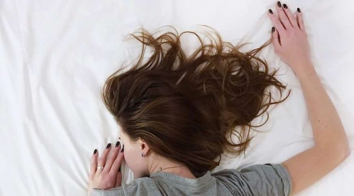 Mogu vam naštetiti: 8 namirnica koje ne smijete jesti prije spavanja Mogu vam naštetiti: 8 namirnica koje ne smijete jesti prije spavanja - featured image