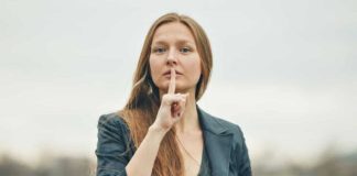 Ženu koja ima ljubavnika nije teško prepoznati – ovih 8 znakova sve nepogrešivo otkrivaju (posebno broj 6) Ženu koja ima ljubavnika nije teško prepoznati – ovih 8 znakova sve nepogrešivo otkrivaju (posebno broj 6) - featured image