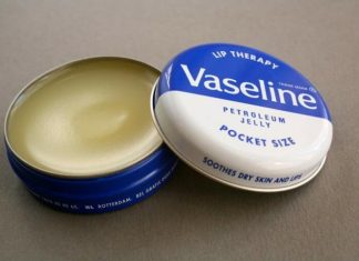 13 SITUACIJA U KOJIMA JE VAZELIN NEOPHODAN: Niste ni svjesni koliko je efikasan, uštedi ćete gomilu novca! 13 SITUACIJA U KOJIMA JE VAZELIN NEOPHODAN: Niste ni svjesni koliko je efikasan, uštedi ćete gomilu novca! - featured image