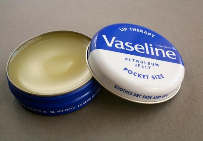 13 SITUACIJA U KOJIMA JE VAZELIN NEOPHODAN: Niste ni svjesni koliko je efikasan, uštedi ćete gomilu novca! - featured image 13 SITUACIJA U KOJIMA JE VAZELIN NEOPHODAN: Niste ni svjesni koliko je efikasan, uštedi ćete gomilu novca! - featured image