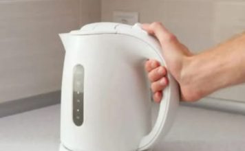 Bez sirćeta ili limunske kiseline: Ovaj iznenađujući sastojak će SAVRŠENO i bez napora očistiti vaš čajnik! Bez sirćeta ili limunske kiseline: Ovaj iznenađujući sastojak će SAVRŠENO i bez napora očistiti vaš čajnik! - featured image