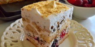 Voćni kolač sa piškotama – Ne peče se, a spreman za 15 minuta! Voćni kolač sa piškotama – Ne peče se, a spreman za 15 minuta! - featured image