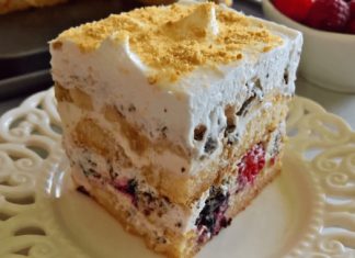 Voćni kolač sa piškotama – Ne peče se, a spreman za 15 minuta! Voćni kolač sa piškotama – Ne peče se, a spreman za 15 minuta! - featured image