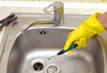 Nije ocat ili soda bikarbona: jeftini sastojak odčepljuje sudoper i druge odvode u samo nekoliko sekundi Nije ocat ili soda bikarbona: jeftini sastojak odčepljuje sudoper i druge odvode u samo nekoliko sekundi - featured image