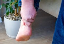 3 ZNAKA VISOKOG HOLESTEROLA: Odmah pogledajte vaše ruke i noge 3 ZNAKA VISOKOG HOLESTEROLA: Odmah pogledajte vaše ruke i noge - featured image