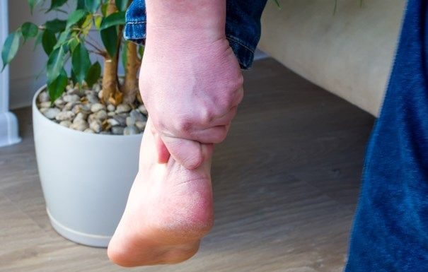 3 ZNAKA VISOKOG HOLESTEROLA: Odmah pogledajte vaše ruke i noge 3 ZNAKA VISOKOG HOLESTEROLA: Odmah pogledajte vaše ruke i noge - featured image