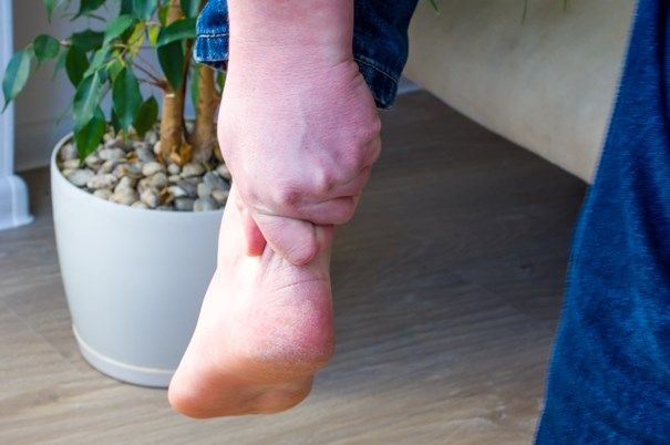 3 ZNAKA VISOKOG HOLESTEROLA: Odmah pogledajte vaše ruke i noge - featured image 3 ZNAKA VISOKOG HOLESTEROLA: Odmah pogledajte vaše ruke i noge - featured image